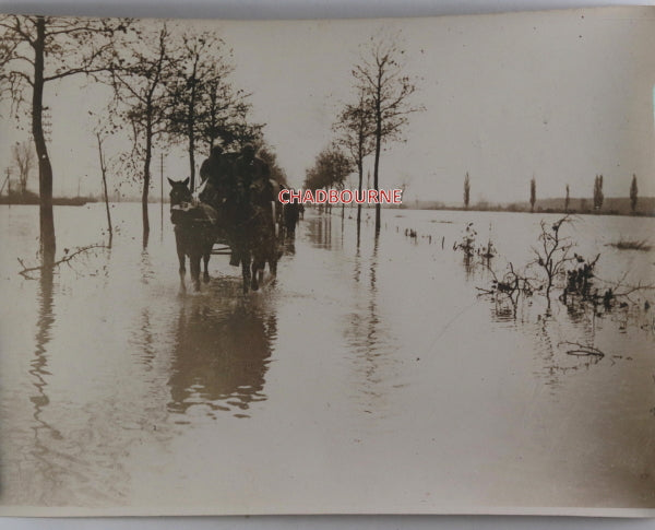 Guerre 14-18 France convoi militaire traversant des terres inondées