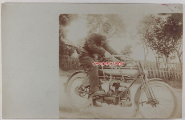 c. 1910 France carte postale photo homme sur motocyclette