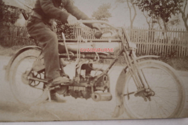 c. 1910 France carte postale photo homme sur motocyclette