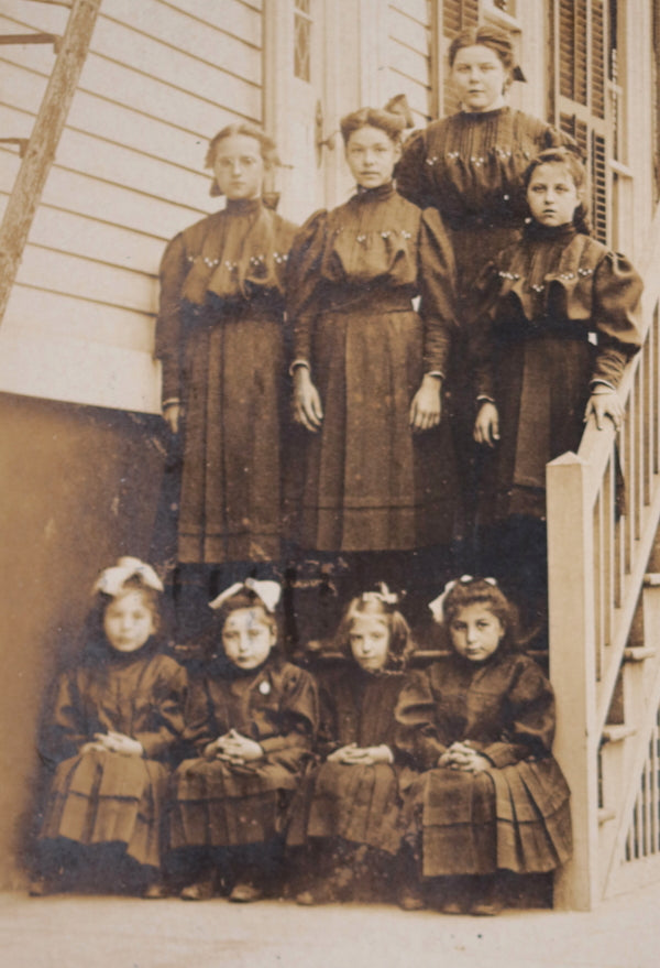1907 postcard NYC, four older girls with 4 younger ones on building steps