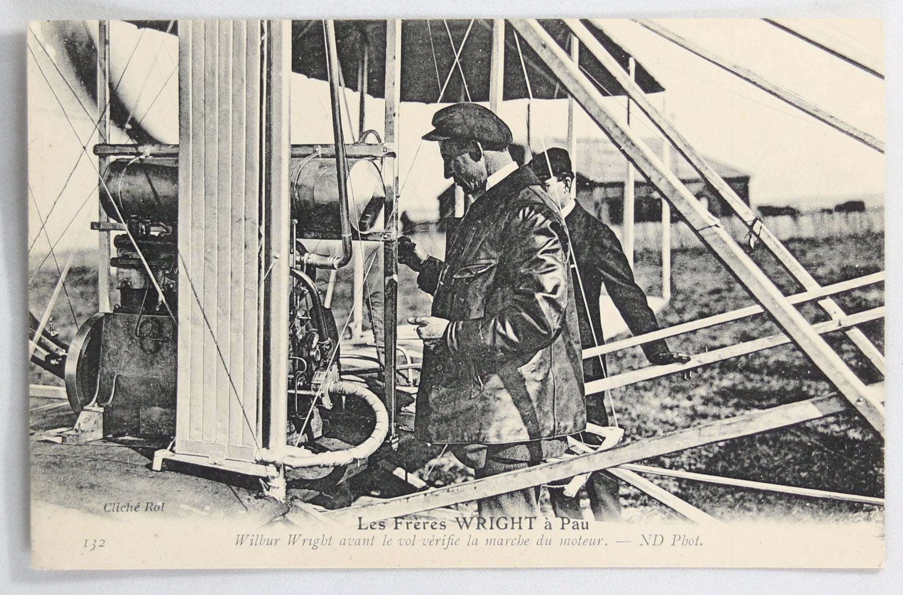 1909 CPA avec photo Wilbur Wright qui vérifie moteur de son avion à Pau