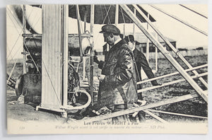 1909 CPA avec photo Wilbur Wright qui vérifie moteur de son avion à Pau