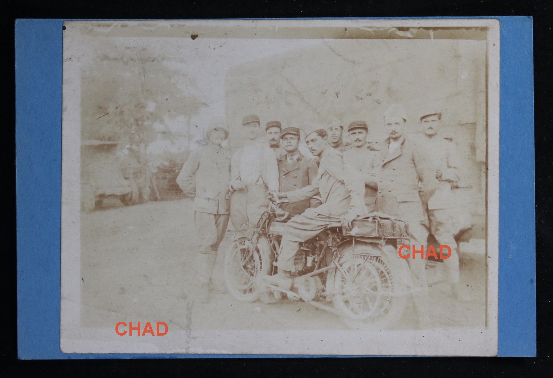 @1910 photo motocyclette avec soldats