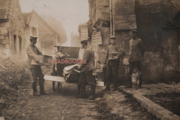 1916 France photo soldats allemands pillent église Pommiers (Aisne)
