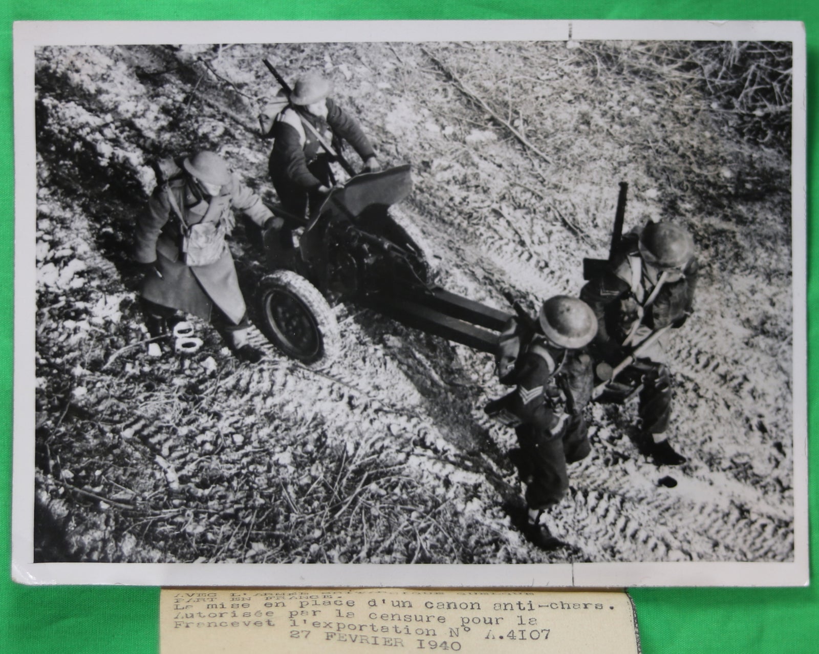 1940 photo mise en place anti-char britannique  moving British anti-tank gun