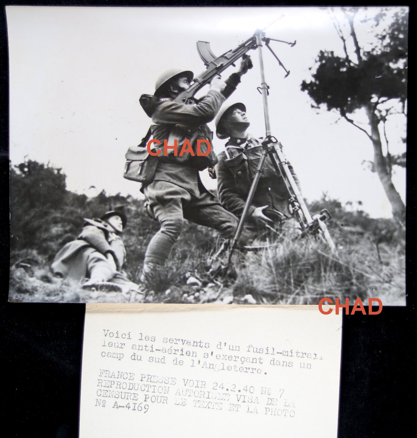 1940 photo soldiers firing anti-aircraft gun in England