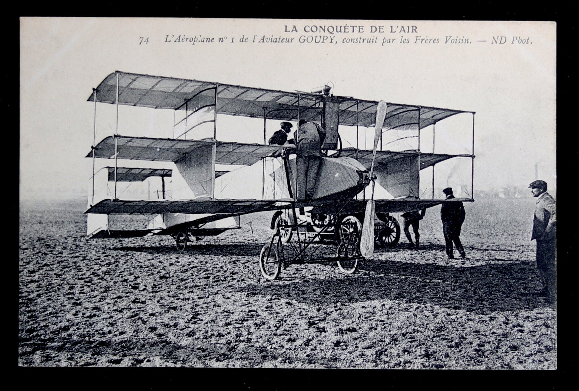 CPA avec photo de Goupy dans un aéroplane Voisin
