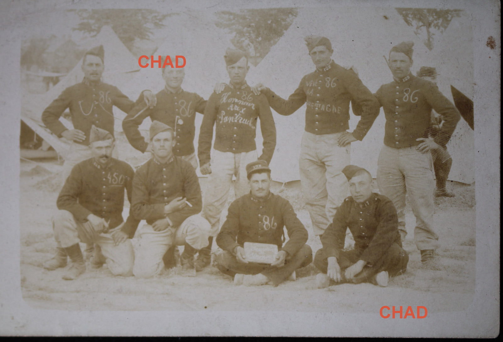 CPA photo huit soldats au bivouac à Sissonne, avant Guerre 14-18