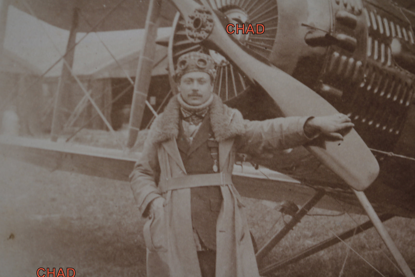 CPA photo pilote français devant son biplan, Guerre 14-18