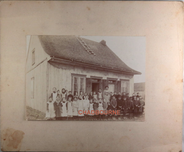 Early 1900s Ontario photo of kids at one-room schoolhouse