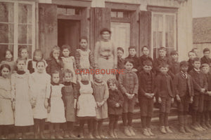 Early 1900s Ontario photo of kids at one-room schoolhouse