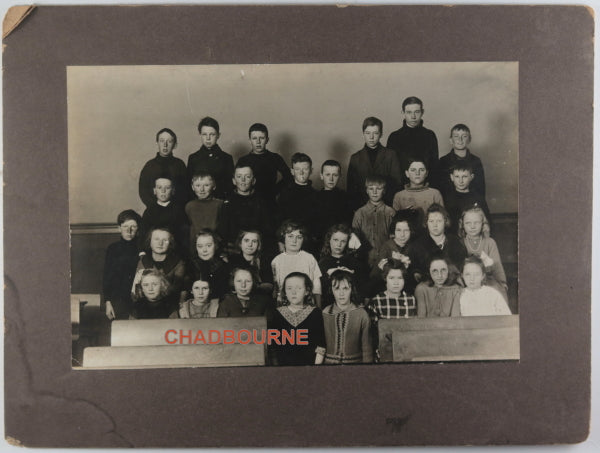Early 1900s school classroom photo of 31 children