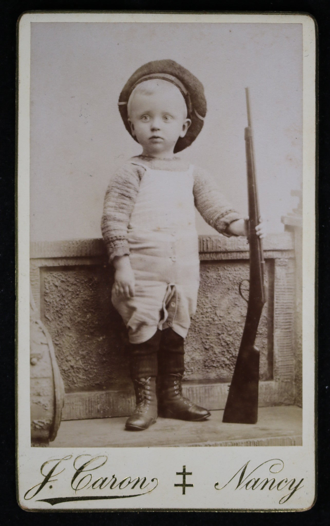 French CDV young boy holding rifle, 19thCentury / garcon avec fusil 19e