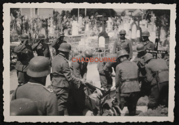 Guerre 39-45 deux photos enterrement soldat allemand Caudebec France Guerre 39-45 deux photos enterrement soldat allemand Caudebec France