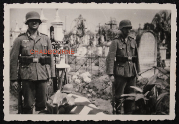 Guerre 39-45 deux photos enterrement soldat allemand Caudebec France Guerre 39-45 deux photos enterrement soldat allemand Caudebec France