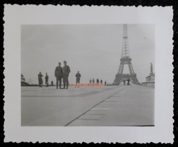 Guerre 39-45 photo soldats allemands au Tour Eiffel Paris (1940-44) Guerre 39-45 photo soldats allemands au Tour Eiffel Paris (1940-44)