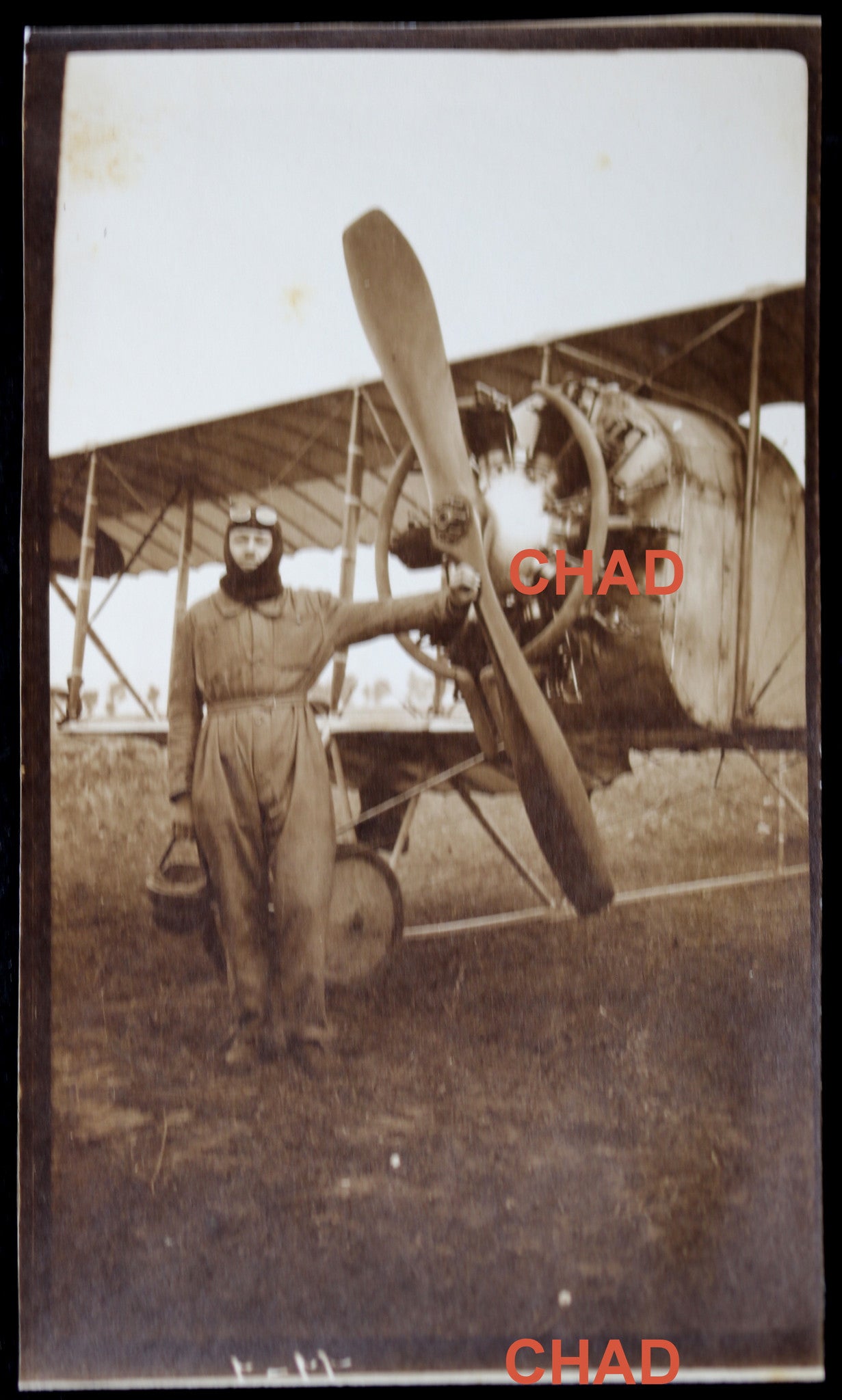 Guerre 14-18 photo 1917 pilote devant son biplan à l'aérodrome de Juvisy