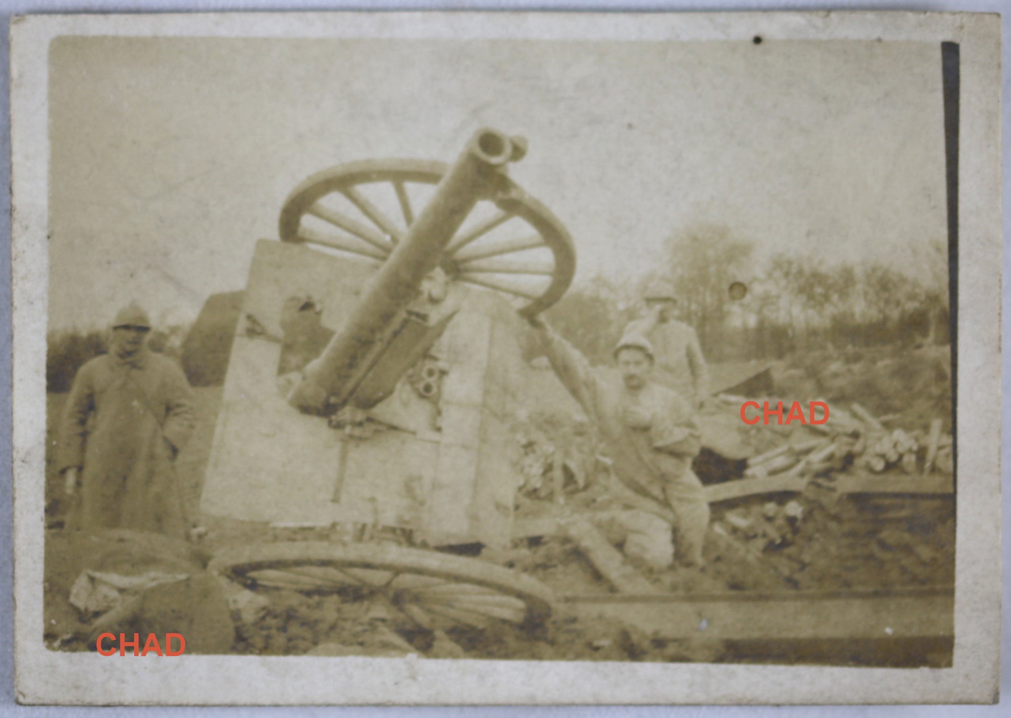 Guerre 14-18 photo 1918  canon 75 retourné Mt. Kemmel (Belgique)