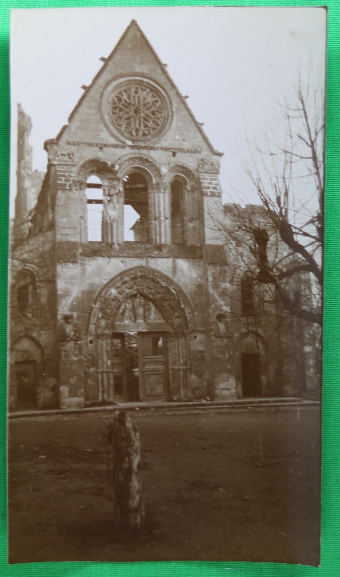 Guerre 14-18 photo 1918 façade église à Vailly (Aisne)