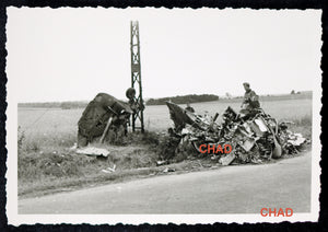 Guerre 39-45 photo allemands autour avion crashé p. Folligny (Manche)