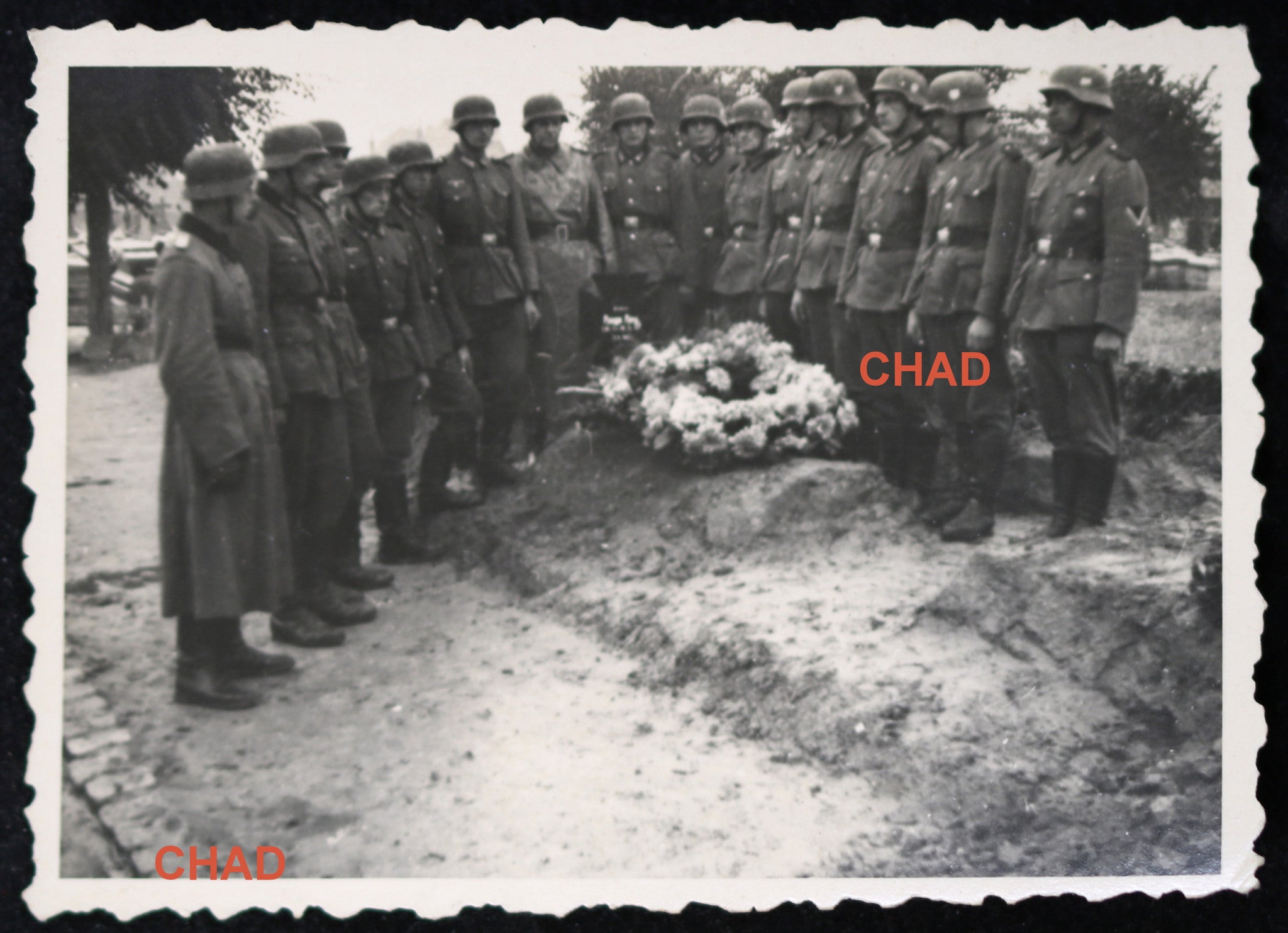 Guerre 39-45 photo soldats allemands autour tombe Gisors (Eure) Guerre 39-45 photo soldats allemands autour tombe Gisors (Eure)