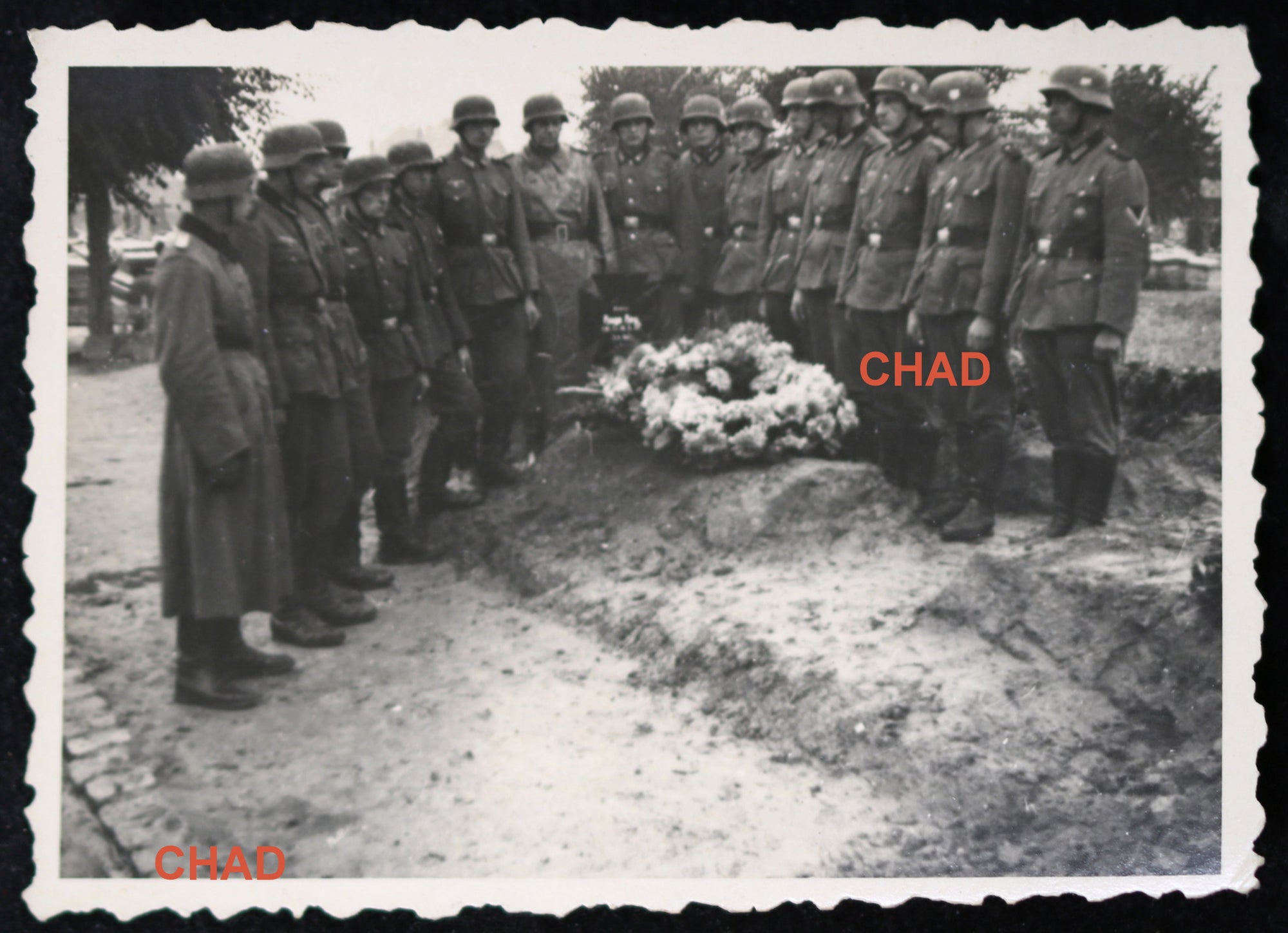Guerre 39-45 photo soldats allemands autour tombe Gisors (Eure) Guerre 39-45 photo soldats allemands autour tombe Gisors (Eure)