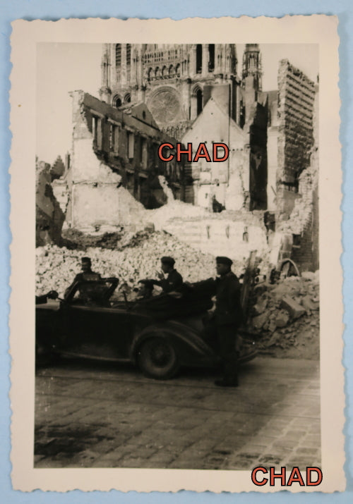 Guerre 39-45 photo soldats allemands et cathédrale Notre-Dame à Amiens