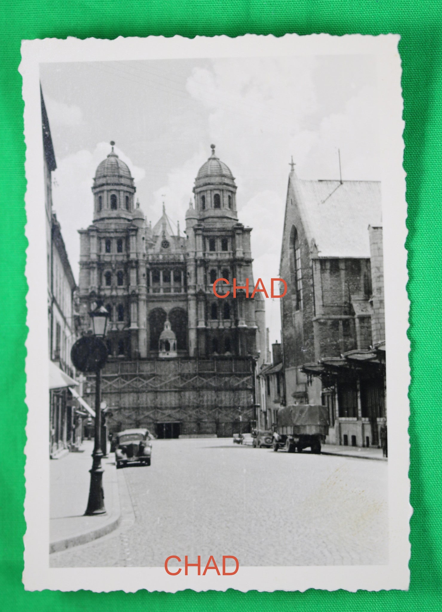 Photo Guerre 39-45 véhicules devant église Saint-Michel de Dijon