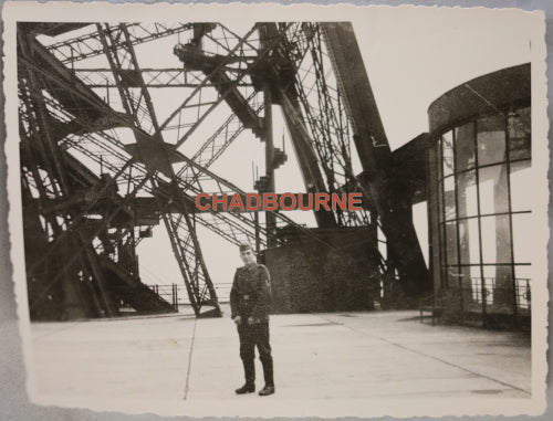 Photo soldat allemand au premier étage Tour Eiffel (1940-44)