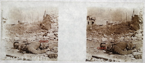 Guerre 14-18 photo deux soldat morts parmi ruines, stéréo sur verre