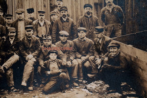 Large B&W photo workers at Cambridge Pennsylvania slate quarry c.1910s