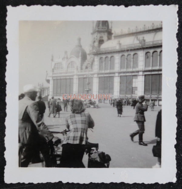 Photo Parisiens et allemands à Les Halles Paris (1940-44)