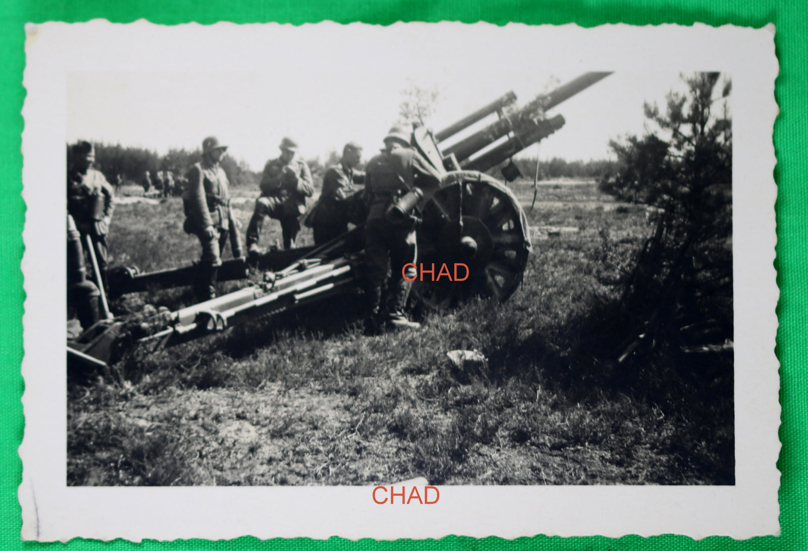 Photo Guerre 39-45 soldats allemands inspectent cannon 88mm proche de Blagny 