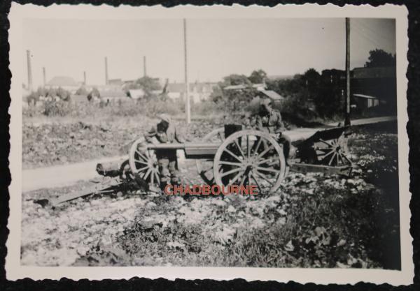 Photo allemands avec canon artillerie détruit Hombleux (1940)