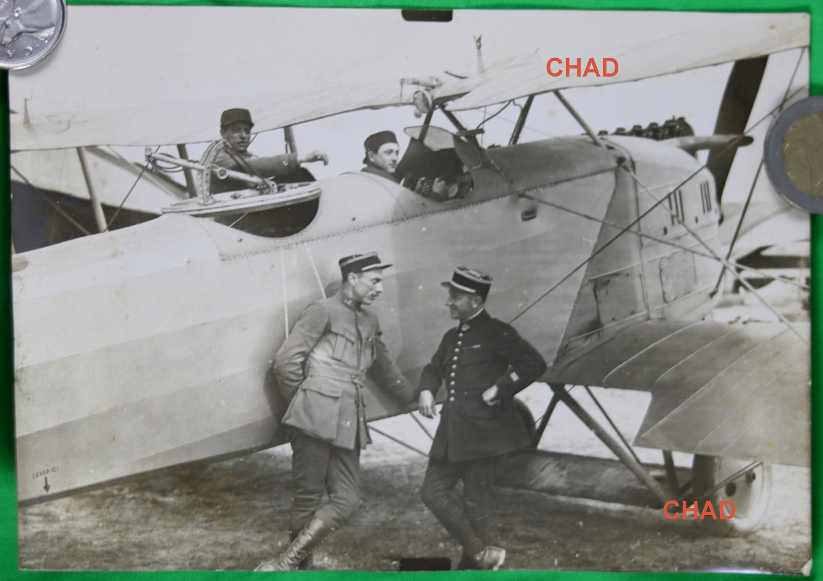 Photo biplan francais avec pilote, soldat et mechaniciens