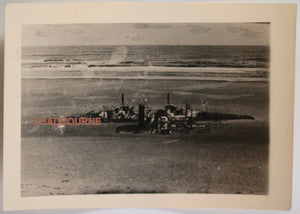 Photo bombardier écrasé sur plage proche Mont St Michel Guerre 39-45