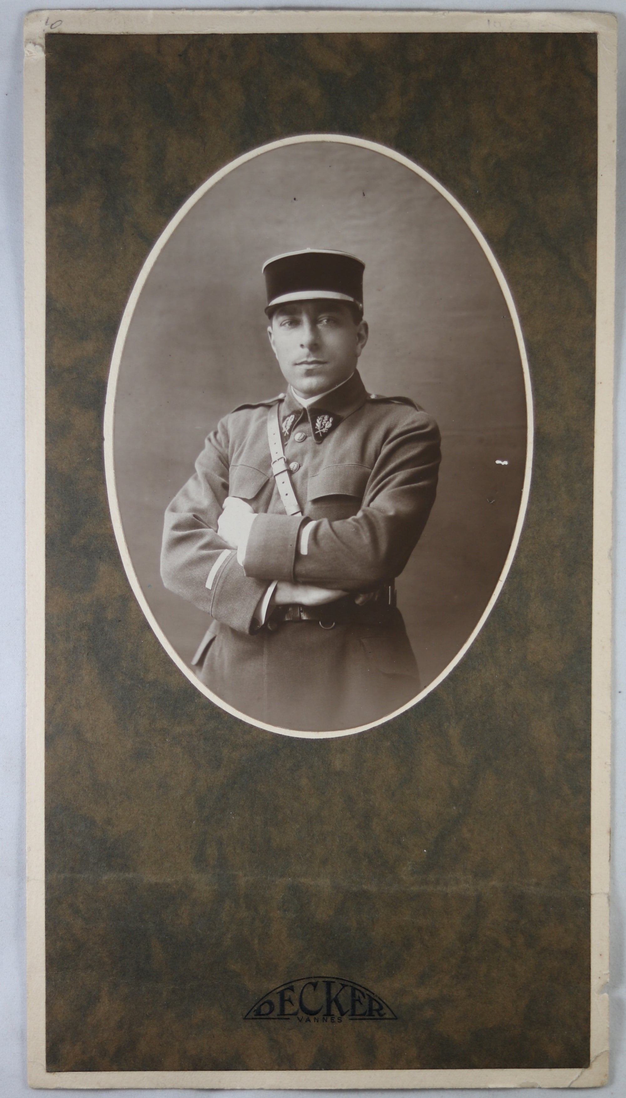 Photo d'un médecin militaire français, studio Decker Vannes @1900 Photo d'un médecin militaire français, studio Decker Vannes @1900
