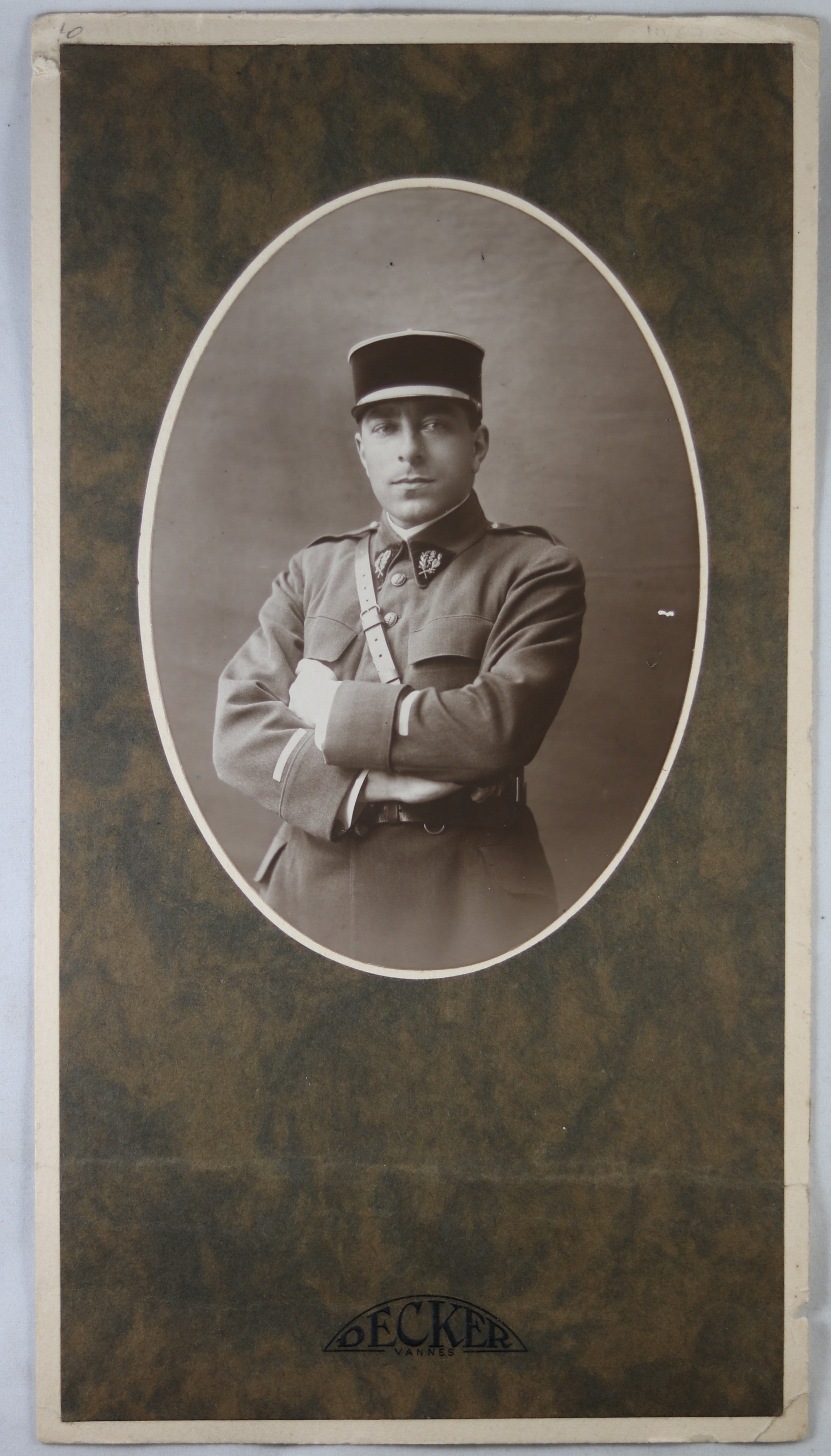 Photo d'un médecin militaire français, studio Decker Vannes @1900 Photo d'un médecin militaire français, studio Decker Vannes @1900
