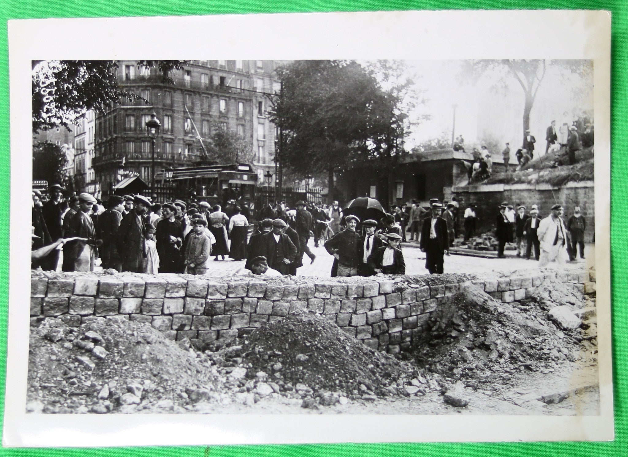 Photo des barricades à Paris en 1914 (Guerre 14-18), re-tirage de 1940
