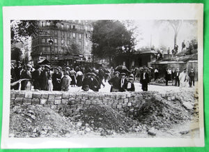 Photo des barricades à Paris en 1914 (Guerre 14-18), re-tirage de 1940  