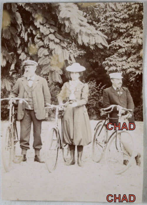 Photo deux hommes et une femme avec leurs bicyclettes, début 20e