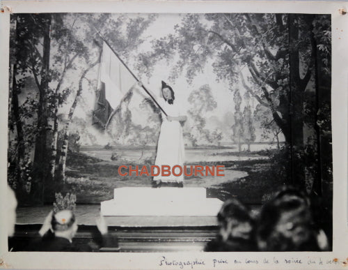 Photo fille sur scène, costume Marianne et drapeau (Guerre 39-45)
