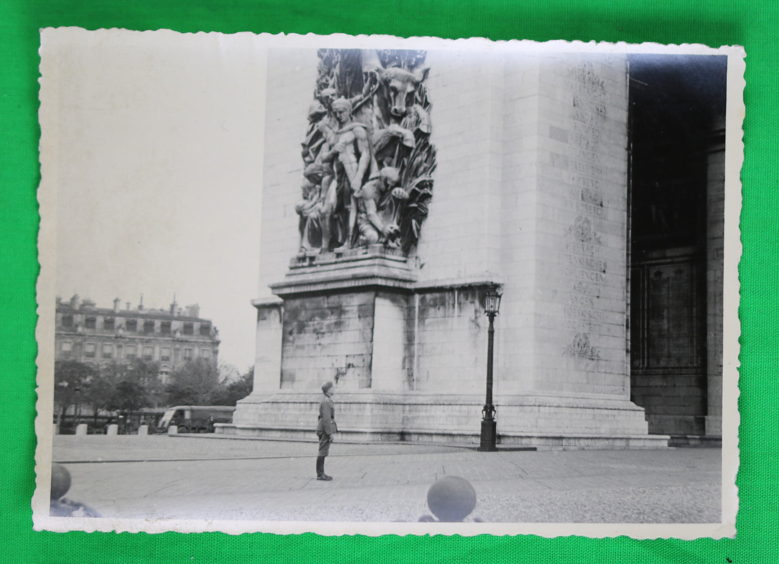 Photo soldat allemand devant Arc de Triomphe Paris (1940-44)