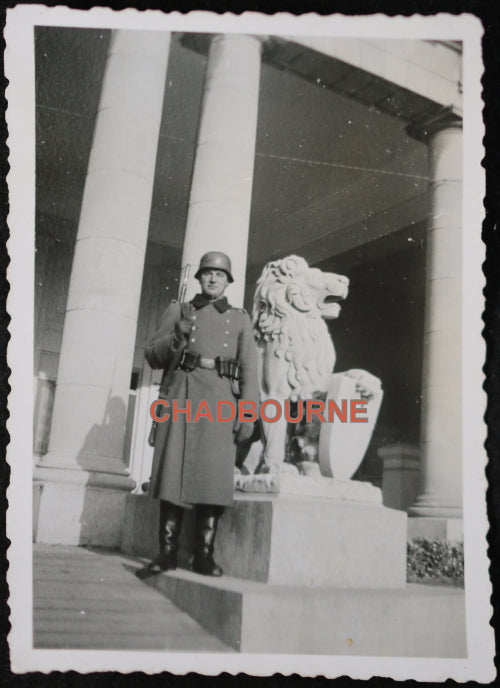 Photo soldat allemand sentinelle, avec statue de lion 1941