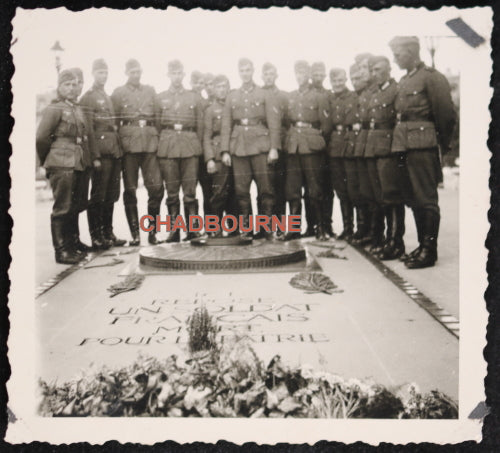 Photo soldats allemands devant Tombe du Soldat Inconnu Paris (1940-44)