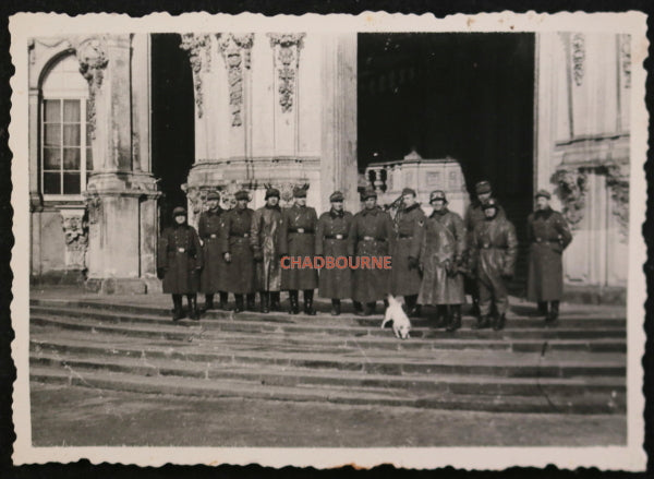 Photo de pilotes allemands visite château français (1940-44)