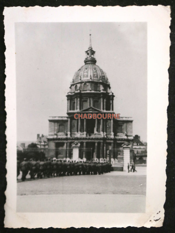 Photo ligne soldats allemands au tombeau Napoléon Invalides Paris (1940-44)