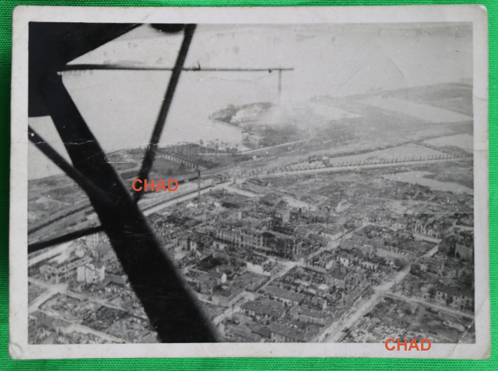 Sur le revers, petit bout de papier où les photos ont été collées dans un album.