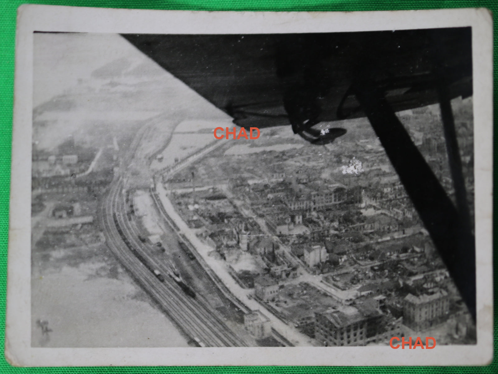 Sur le revers, petit bout de papier où les photos ont été collées dans un album.