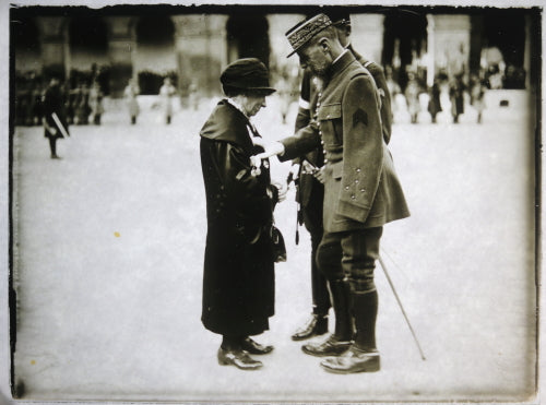 Présentation Légion d’Honneur à une mère âgée (Guerre 14-18)